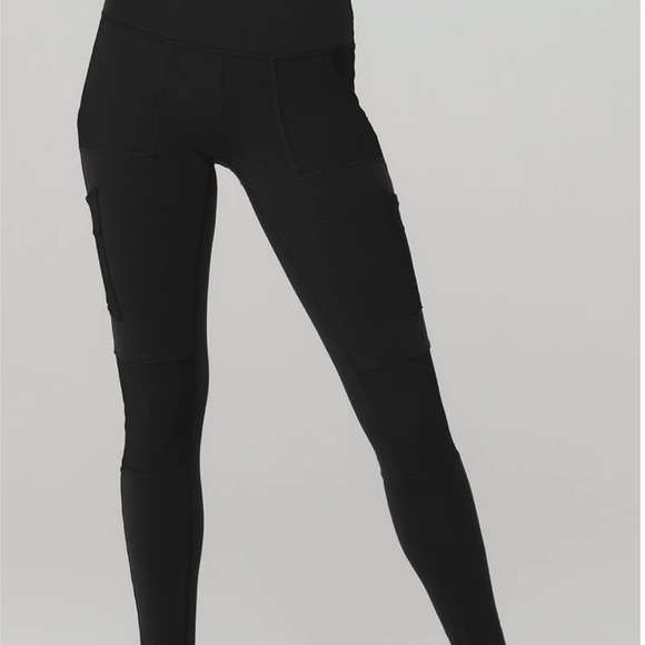 Alo High-Waist Cargo Legging, NWOT, Black, 4 pockets, new! Size M and XS - Picture 1 of 9